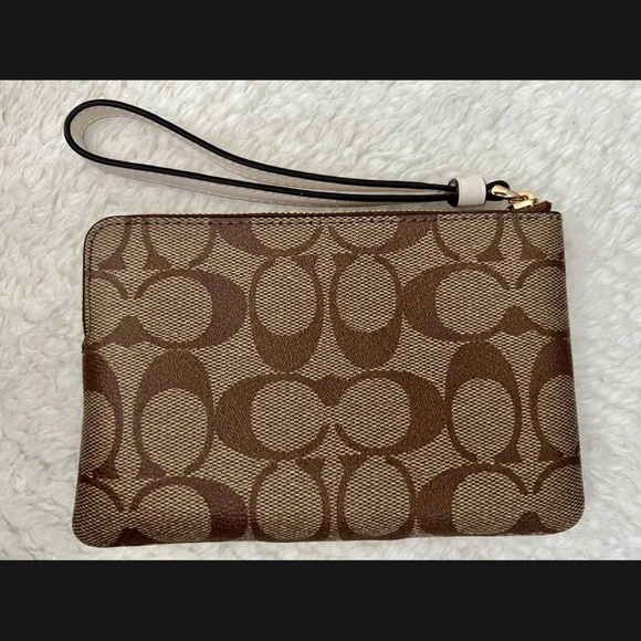 Coach Corner Zip Wrislet in Signature Canvas - - Picture 4 of 5
